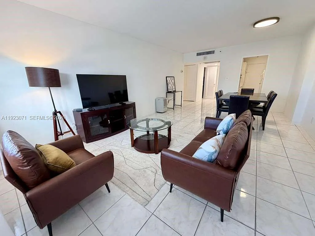 The Decoplage Condo — Photo 3