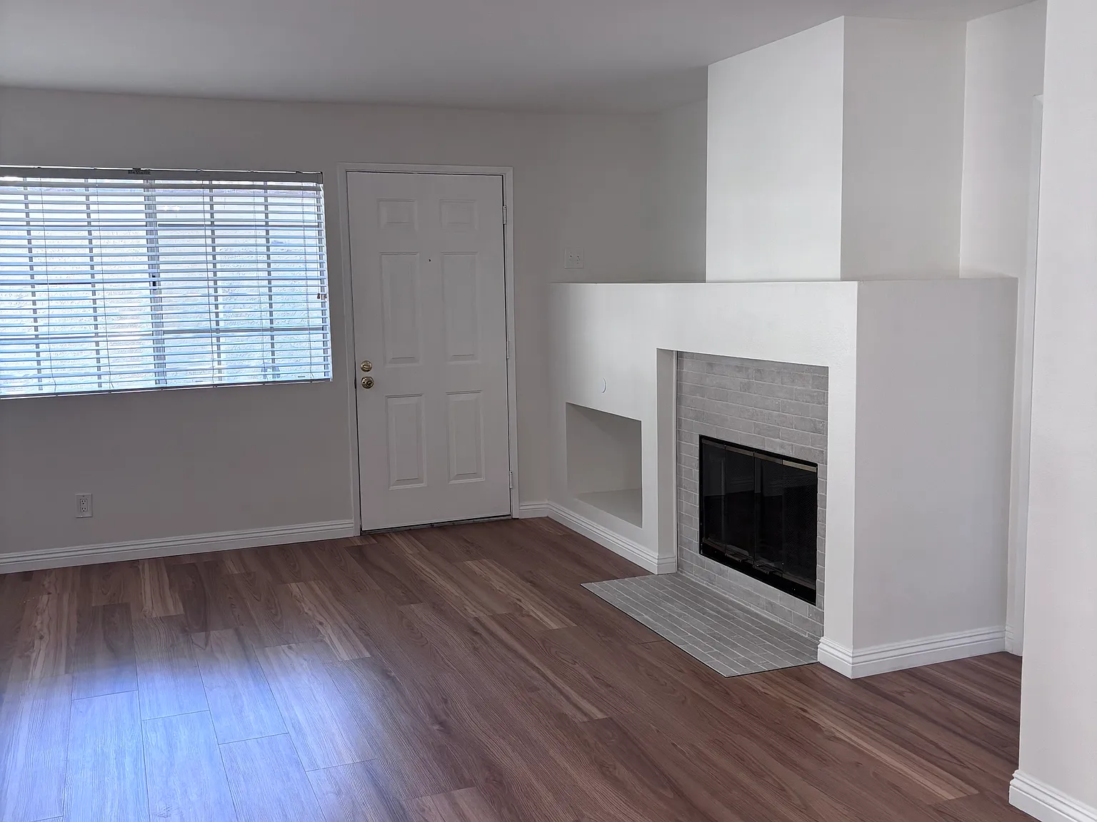 2 bed, 1054 sqft, $3,500 — Photo 2