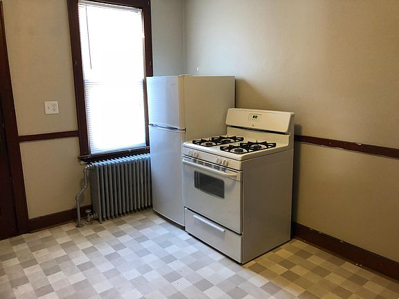 2nd image of 114 Bernard St E