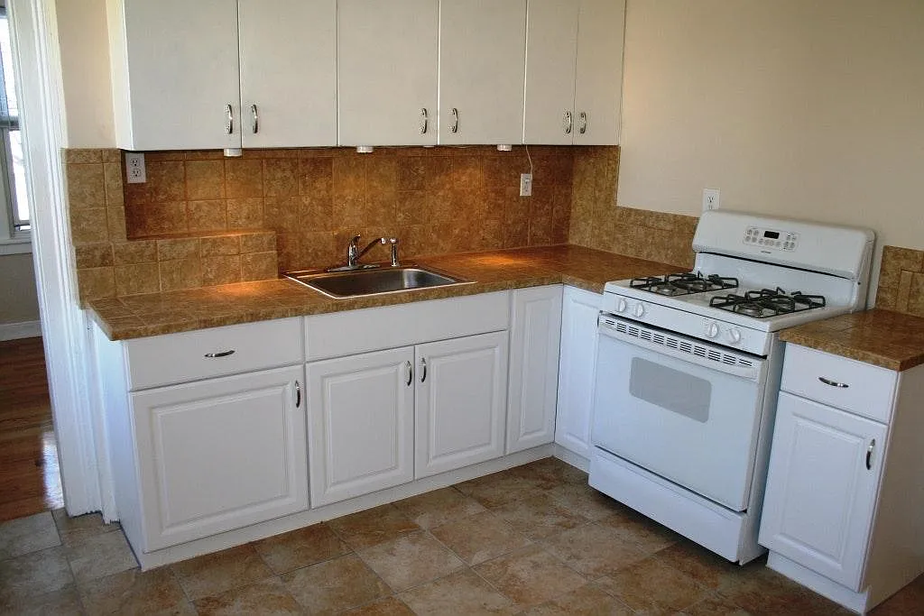 large eat in kitchen - 14"x13" - 446 1st St #2