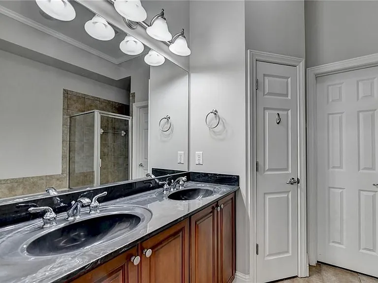 813 Clifton Heights Ln — Photo 30