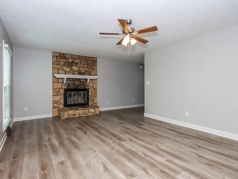 917 Oakridge Dr — Photo 6