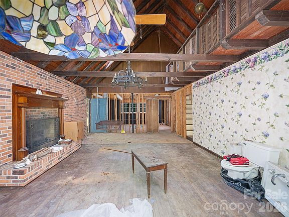 2nd image of 639 Hunter St
