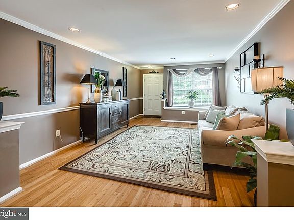 2nd image of 20 Hearthstone Ln