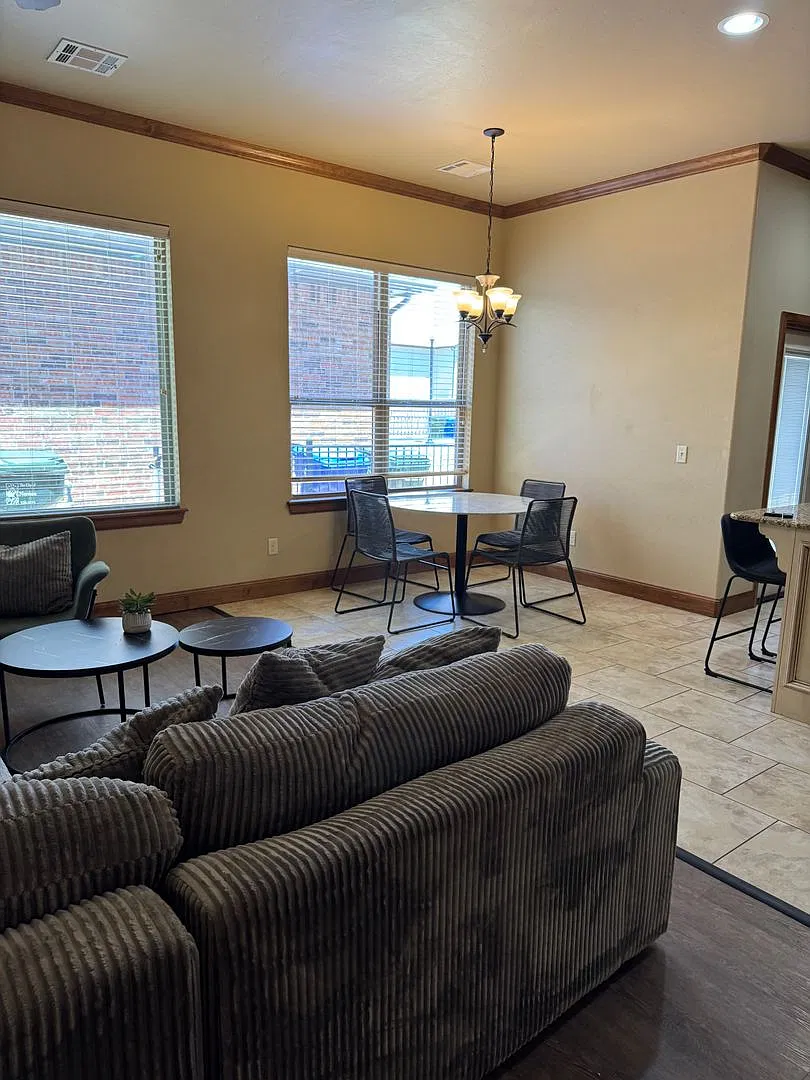Two Bedroom, Two Bathroom w Study Home in NW Norman! — Photo 4