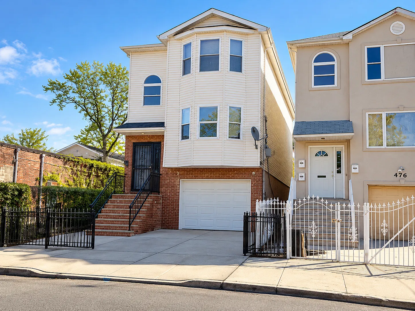 3 bed, 850 sqft, $2,300 — Photo 1