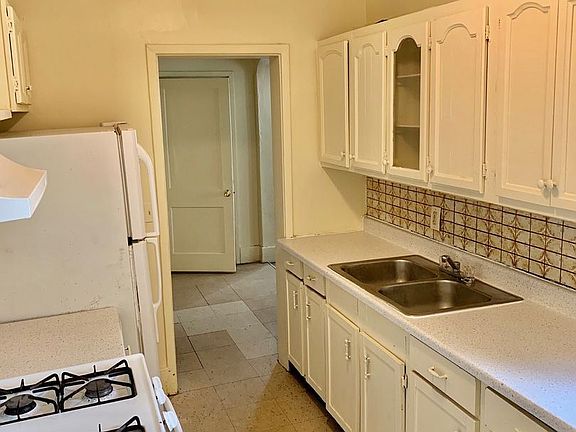 3rd image of 110 Herbert St #3