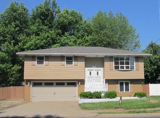 205 Schramm Dr, Pekin, IL 61554