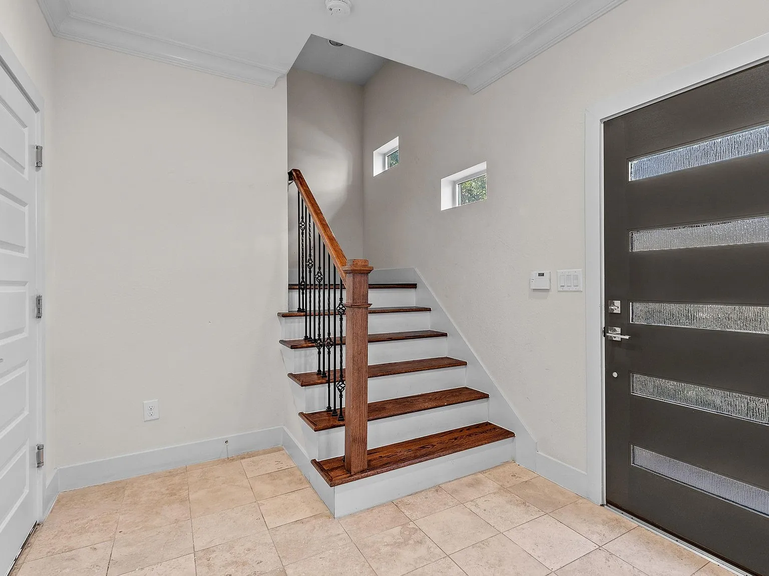 3 bed, 3.5 bath, 2333 sqft, $3,200 — Photo 2