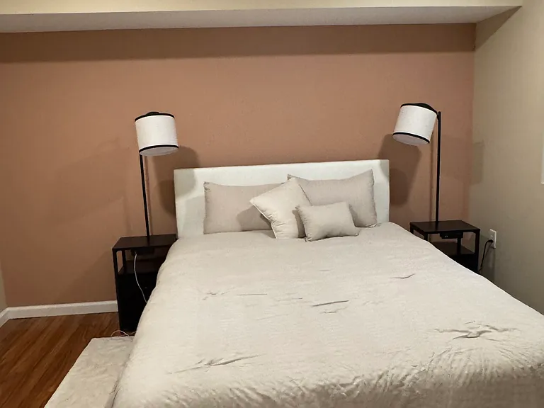 Bedroom- queen size bed (never used can be included).