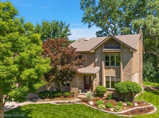 817 N Stag Ridge Rd E, Rochester, MI 48309