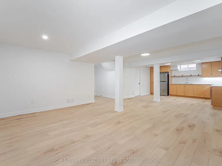 131 Dunstan Cres #LOWER — Photo 7