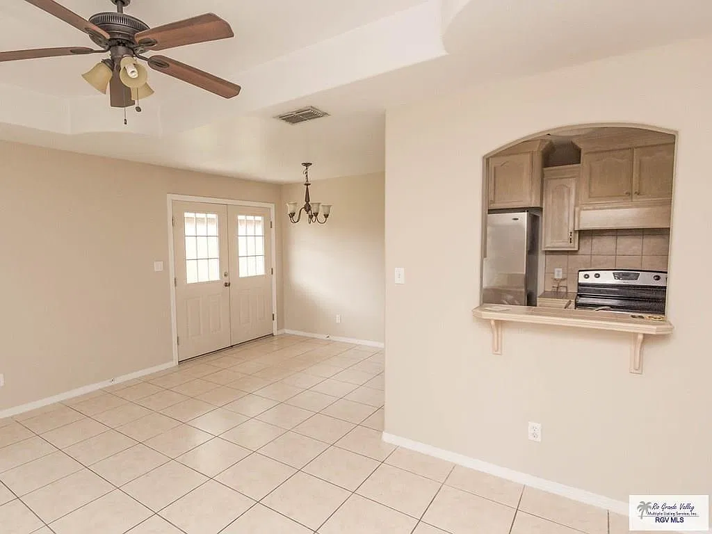 3 bed, 2.0 bath, 1114 sqft, $1,600 — Photo 3