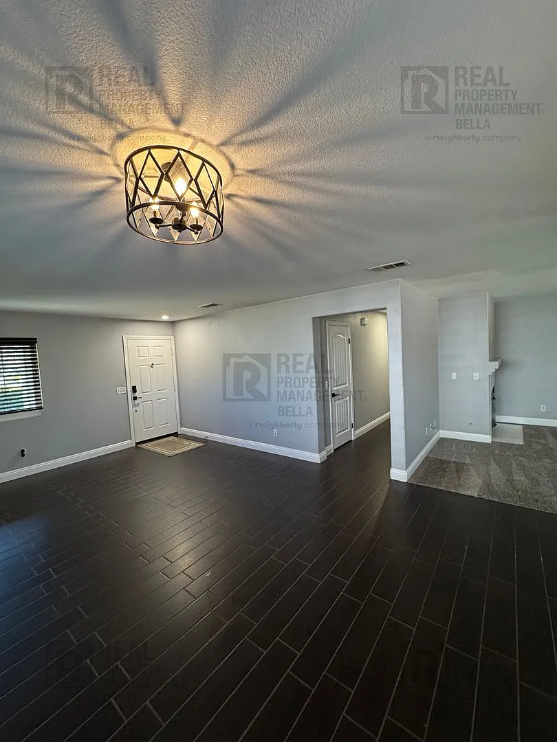 Stunning Single-Story Retreat with Pool, Spa & 3-Car Garage — Photo 4