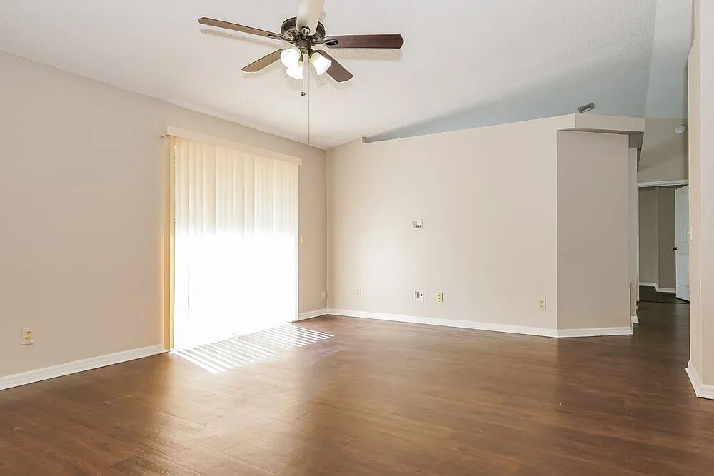 3 bed, 2.0 bath, 1627 sqft, $3,120 — Photo 4