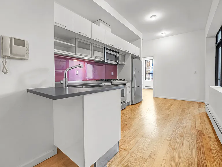 1060 Putnam Ave #2R — Photo 6