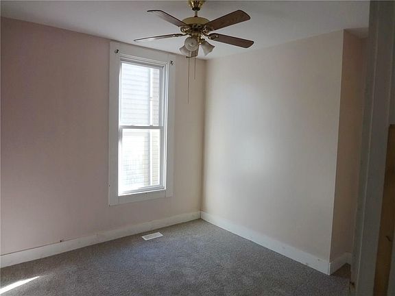 5th image of 606 W Washington St
