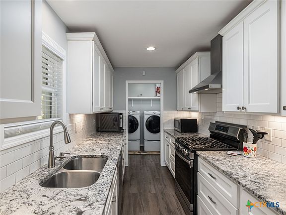 3rd image of 3204 Lake Travis Ave