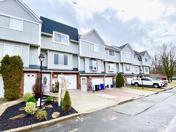 3rd image of 33 Westport Ln
