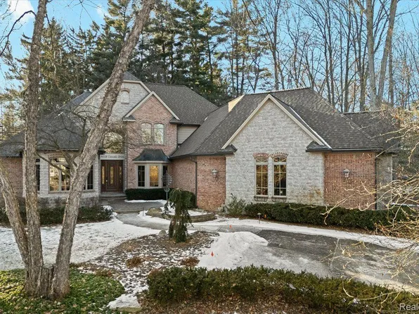 9018 Cascade Dr, South Lyon, MI 48178