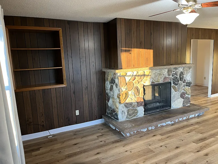 120 Railroad St — Photo 2