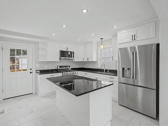 3rd image of 298 King St