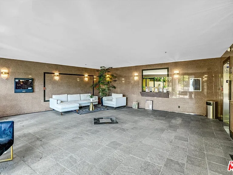 2222 N Beachwood Dr #302 — Photo 44