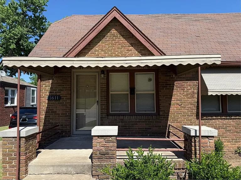 1611 S Lewis Ave — Photo 2
