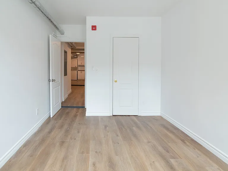 Ossington Ave — Photo 11