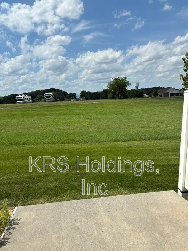 3 bed, 2.5 bath, 2160 sqft, $1,795 — Photo 2