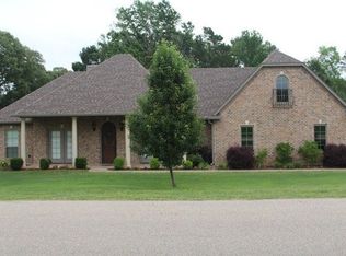 220 Towering Oaks Ln, Longview, TX 75602