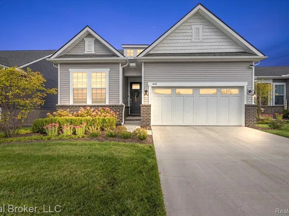 1636 Landings Ln, Milford, MI 48381