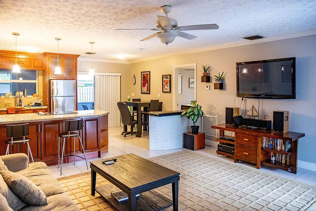 1 bed, 900 sqft, $1,650 — Photo 3
