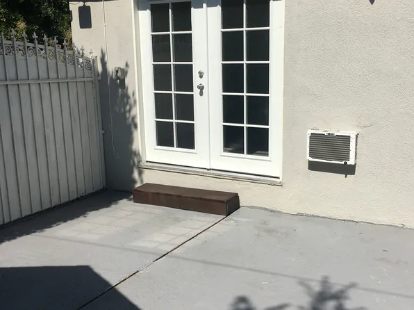 19155 Oxnard St, Tarzana, CA 91356