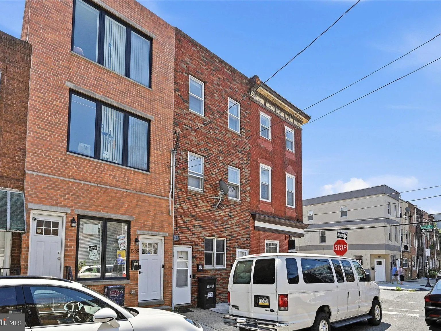 1 bed, 1.0 bath, 1219 sqft, $1,500 — Photo 2