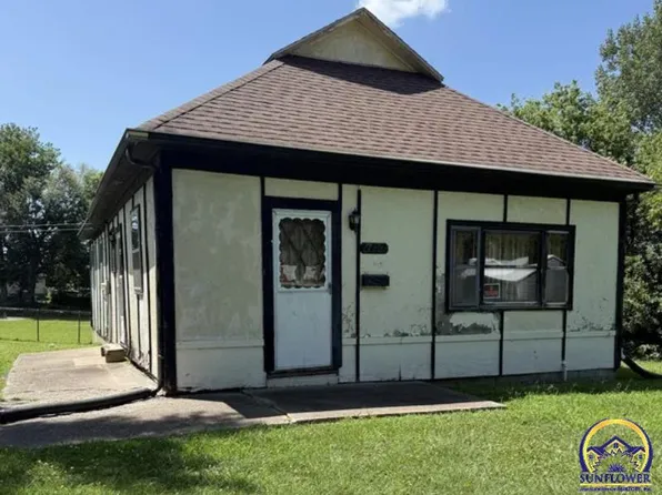 710 N 8th St, Hiawatha, KS 66434