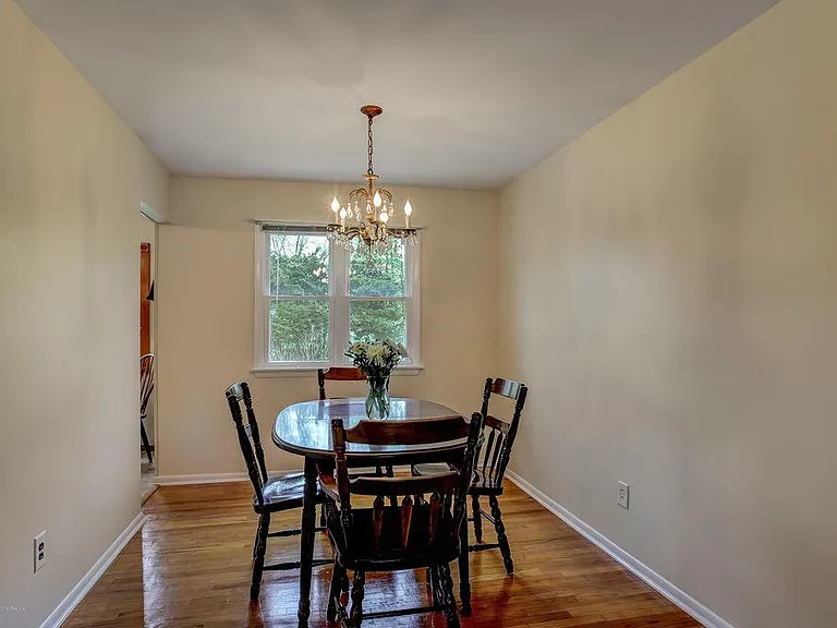 594 Vaughn Ave — Photo 7