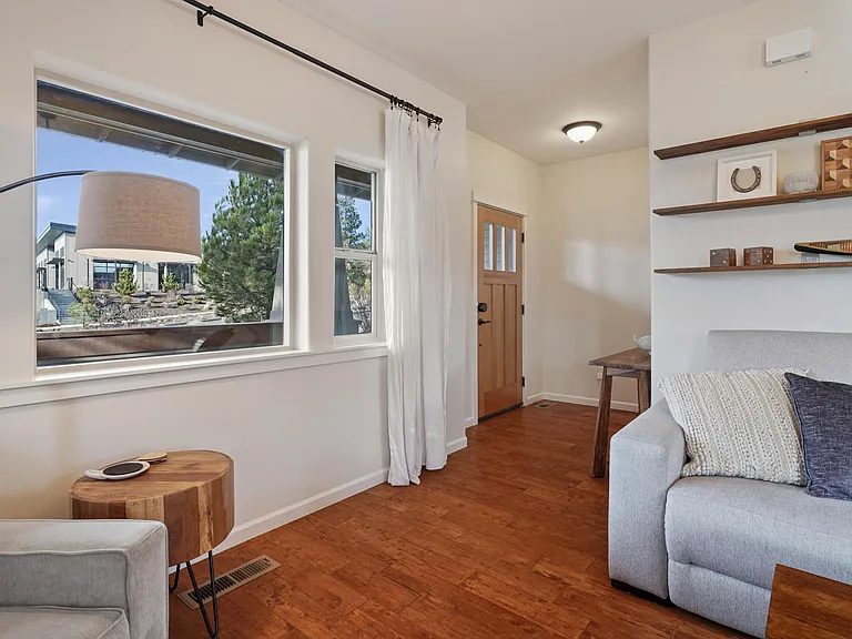 662 NW Mount Washington Dr — Photo 5