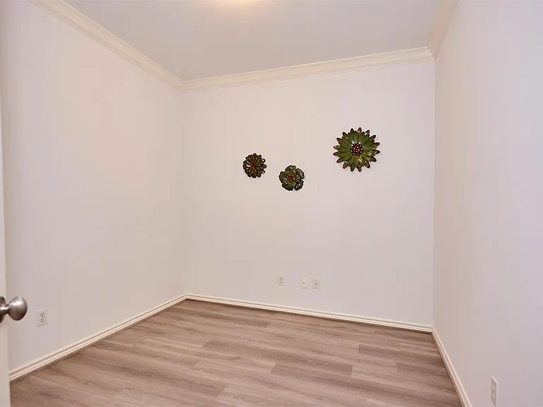 110 E Detering St — Photo 37