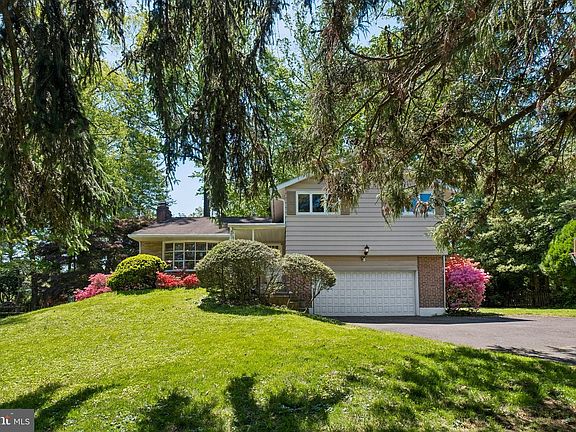 3rd image of 1076 Devon Rd