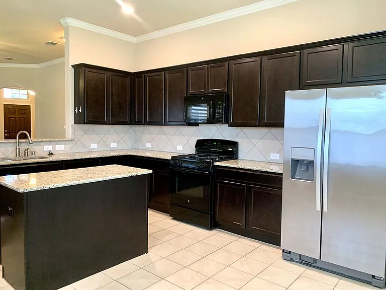 1300 Foxglove Ln — Photo 5