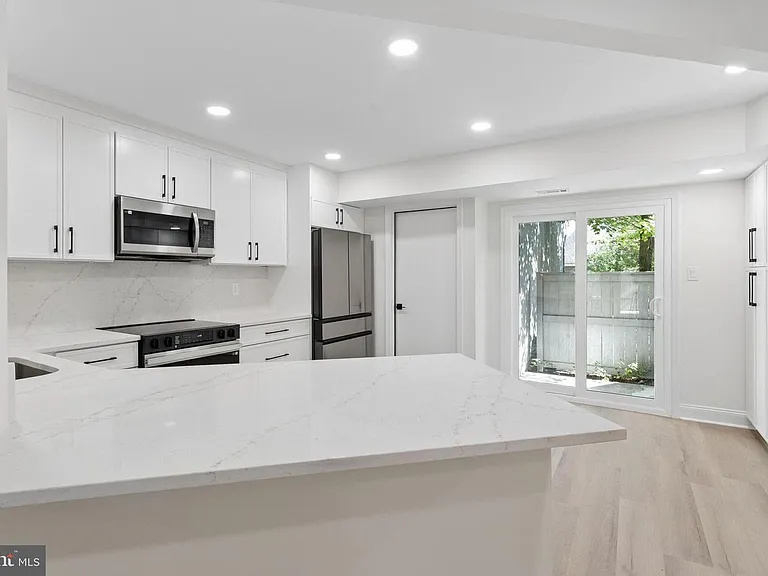 911 Chanticleer — Photo 12