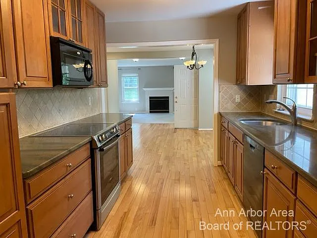 4299 Pine Ridge Ct — Photo 8