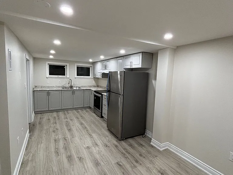 3574 Ash Row Cres #LOWER — Photo 3