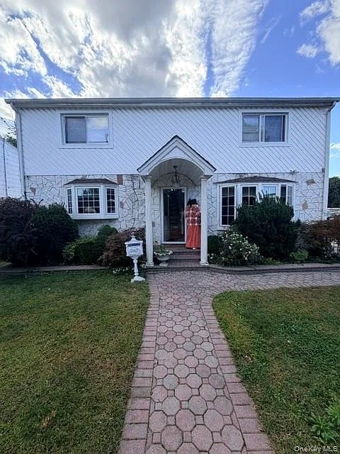 2 bed, 1.0 bath, 2100 sqft, $3,200 — Photo 2