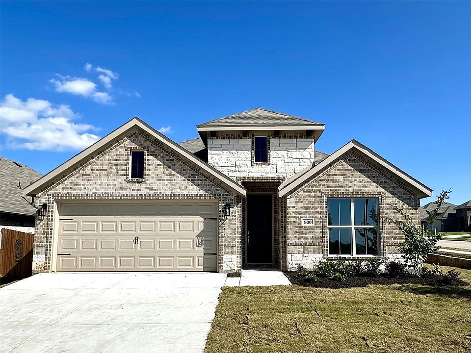 1st image of 900 Versailles Ct