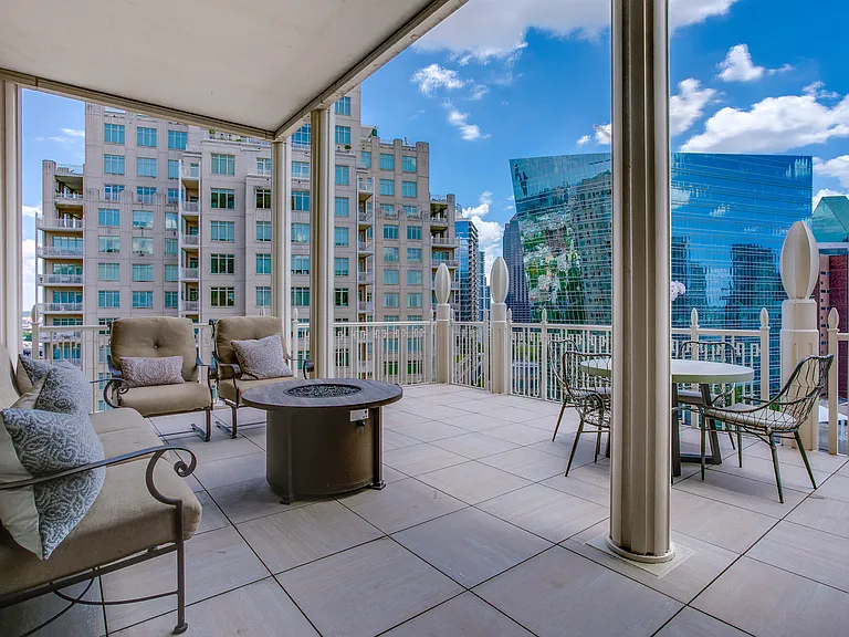 2555 N Pearl St #1402 — Photo 33