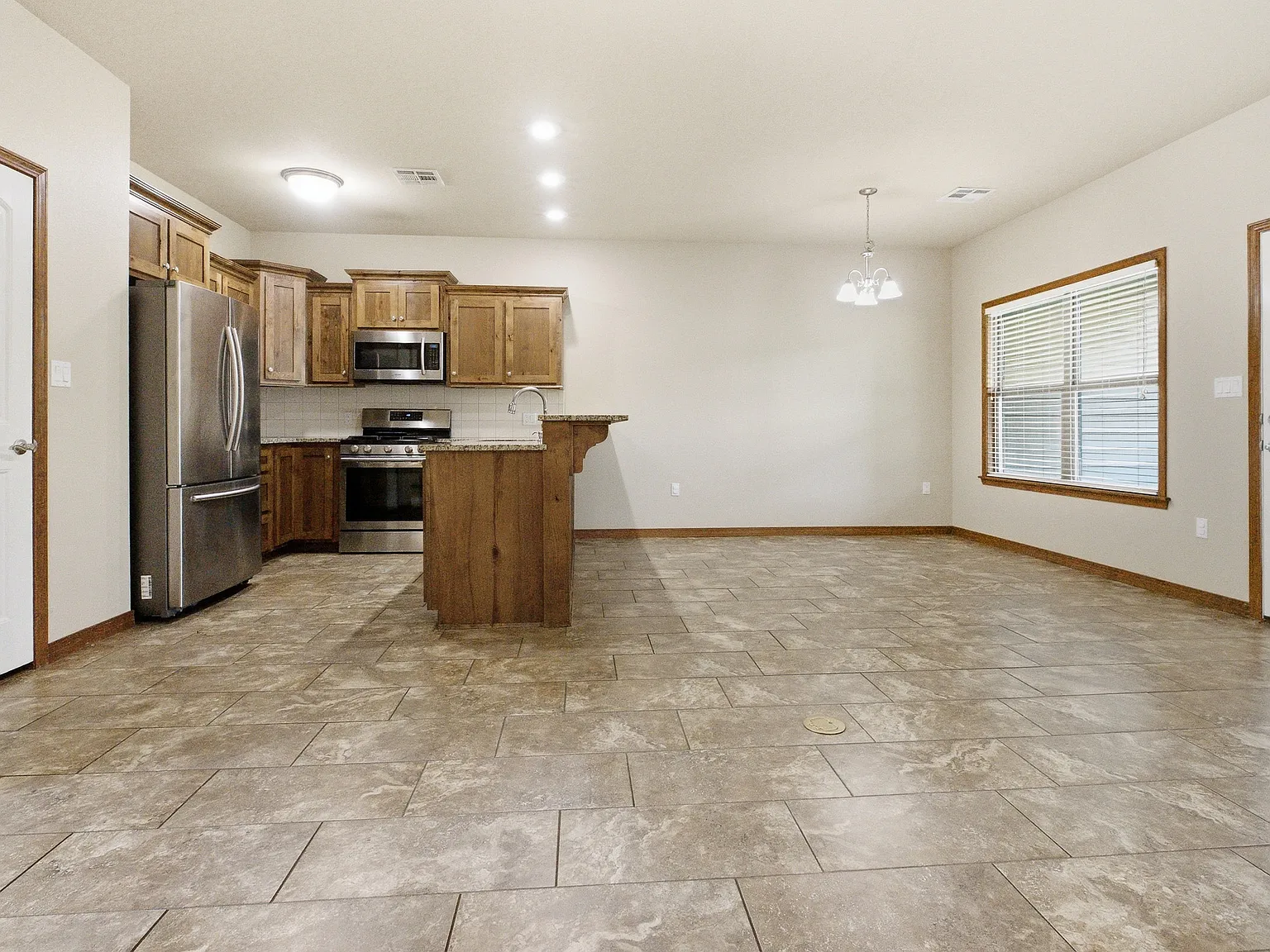 2 bed, 1200 sqft, $1,350 — Photo 2
