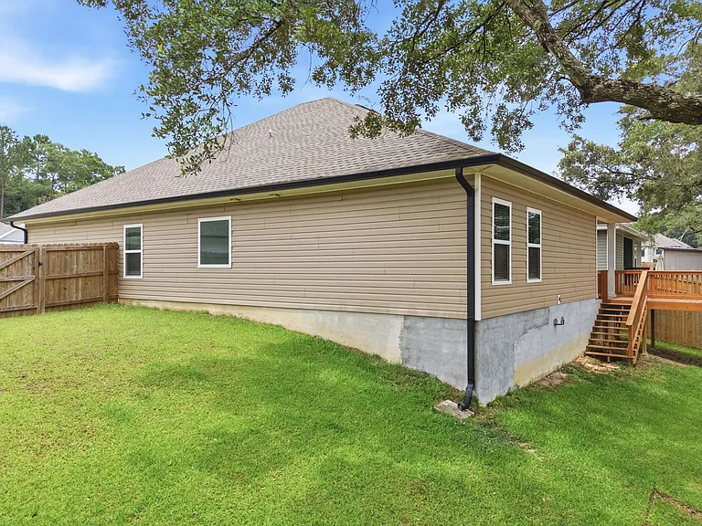 209 Camellia Dr — Photo 37