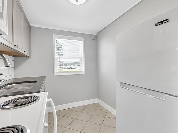 5th image of 825 12th St Unit 7
